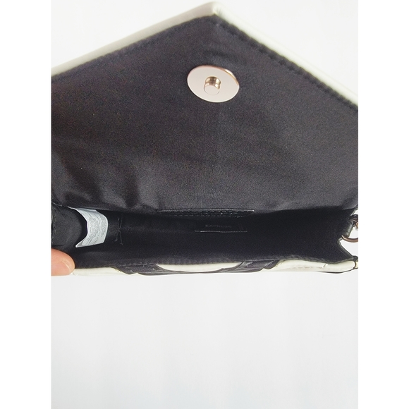 Express chevron stitch quilted crossbody bag - Picture 5 of 6